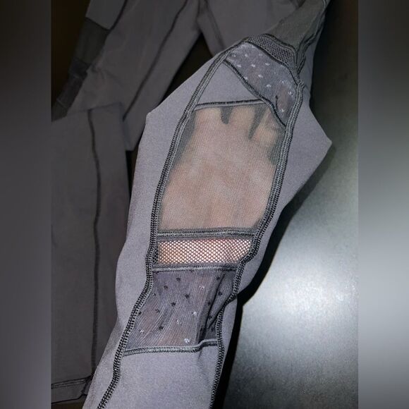 Lululemon Black Cutout Mesh Detailed Leggings Size 8 EUC - Picture 3 of 8